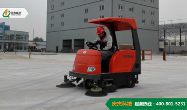 小型掃地車在作業(yè)時(shí)該注意哪些？