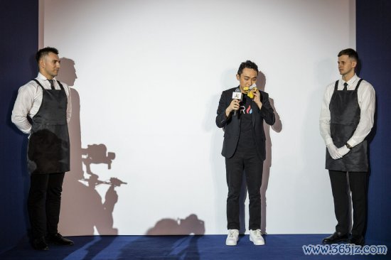 11月29日，孙宇晨在香港吃艺术作品《笑剧演员》中的香蕉